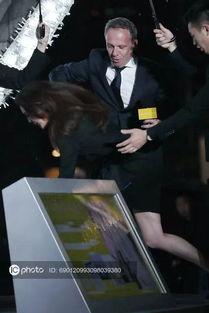 明星摔跤脸着地,脸着地引发网友热议