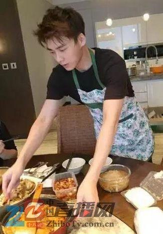 明星给同学做饭视频,校园温馨美食时刻